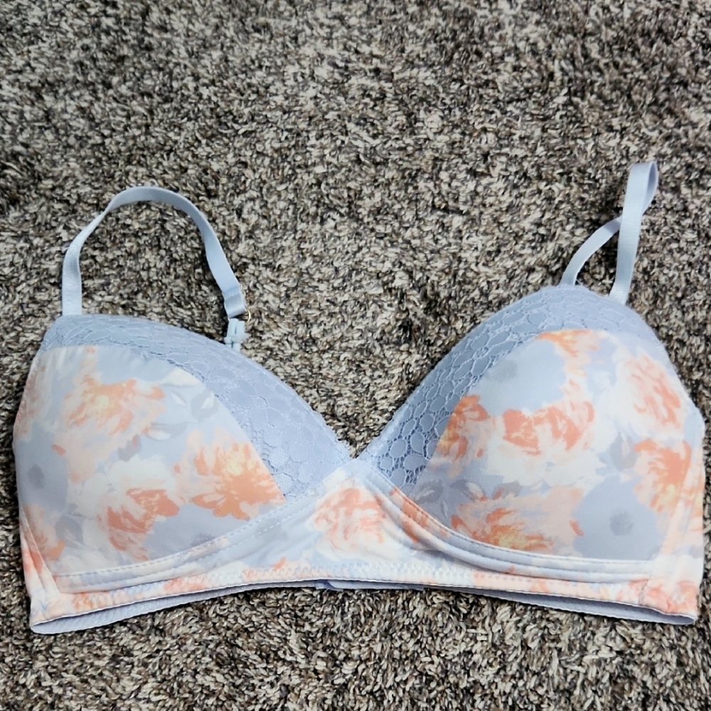 EUC Jessica Simpson 36c Wirefree Bra